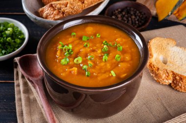 Evde yapılmış balkabağı kreması ve yanında tost..