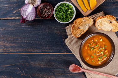 Evde yapılmış balkabağı kreması ve yanında tost. Üst Manzara. Boşluğu kopyala