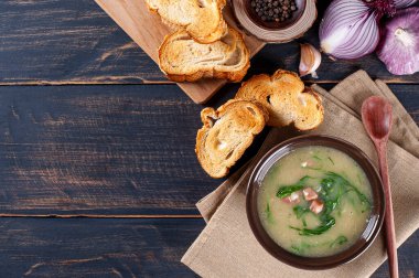 Caldo Verde adında popüler bir Portekiz mutfağı. Patates, pastırma, sucuklu sosis ve lahana ile yapıldı. Üst Manzara. Boşluğu kopyala