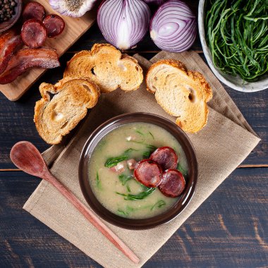 Caldo Verde adında popüler bir Portekiz mutfağı. Patates, pastırma, sucuklu sosis ve lahana ile yapıldı. Üst görünüm