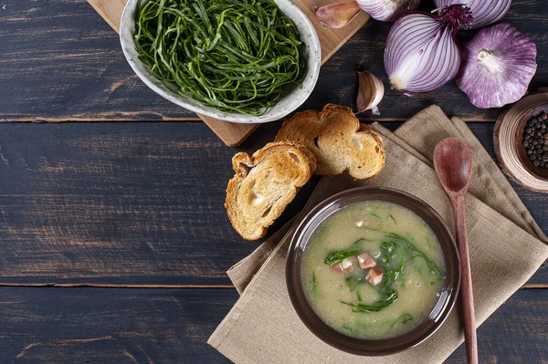 Caldo Verde adında popüler bir Portekiz mutfağı. Patates, pastırma, sucuklu sosis ve lahana ile yapıldı. Üst Manzara. Boşluğu kopyala