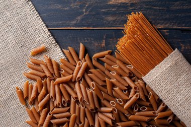 Çiğ makarna, spagetti ve makarna. Üst Manzara. Boşluğu kopyala