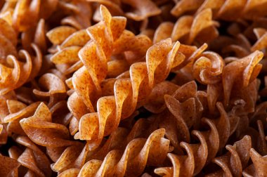 Çiğ makarnaya yakın çekim, fusilli. Seçici odak