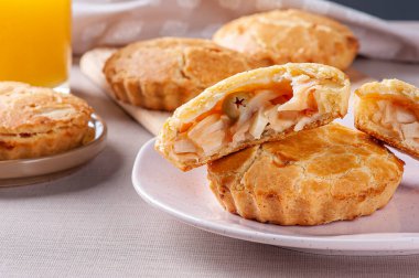 Empada de Palmito adlı tipik Brezilya mutfağı aperatifi.