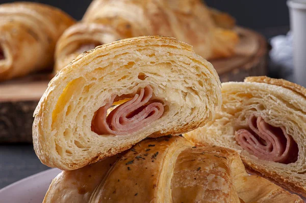 Croissant Cortado Por Mitad Relleno Jamón Queso —  Fotos de Stock