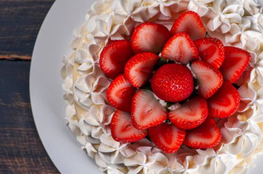 Taze çilekle kaplı güzel bir doğum günü pastası. Üst görünüm