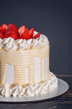 Taze çilekle kaplı güzel bir doğum günü pastası. Gri arka plan. Boşluğu kopyala