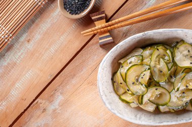 Sunomono adında geleneksel Japon mutfağı salatası. Salatalık ve siyah susamlı. Üst Manzara. Boşluğu kopyala