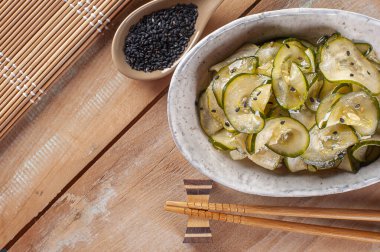 Sunomono adında geleneksel Japon mutfağı salatası. Salatalık ve siyah susamlı. Üst Manzara. Boşluğu kopyala