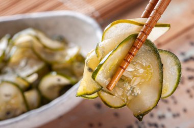 Sunomono adında geleneksel Japon mutfağı salatası. Salatalık ve siyah susamlı.