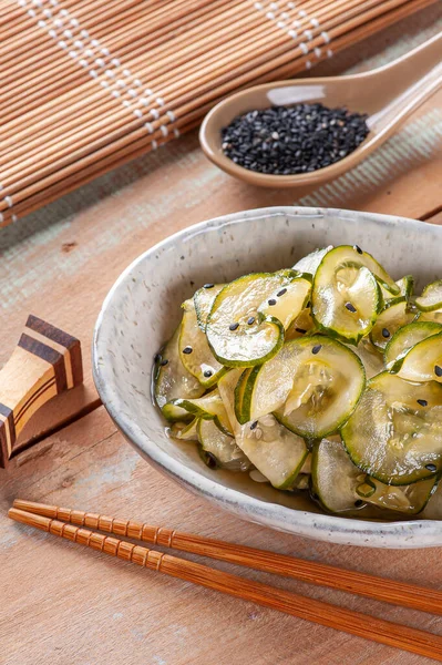 Traditionele Japanse Keuken Salade Genaamd Sunomono Gemaakt Met Komkommer Zwarte — Stockfoto