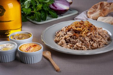 Mujaddara. Pirinç ve mercimek. Vejetaryen yemeği. Arap mutfağı..