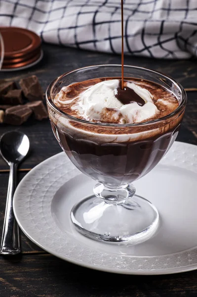 Beau Bol Crème Glacée Vanille Avec Sauce Chocolat Chaud Une — Photo