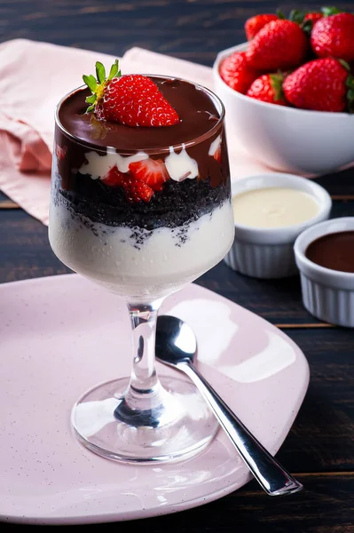 Vacker Skål Med Vaniljglass Med Chokladkaka Och Jordgubbsfrukt Ovanpå — Stockfoto