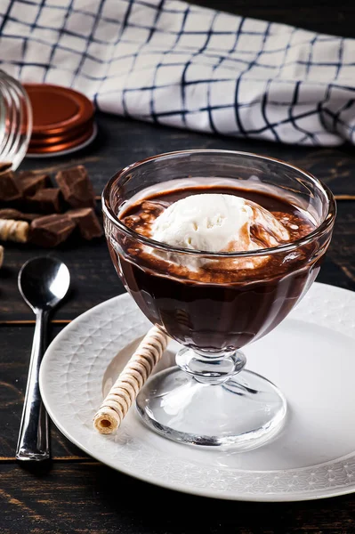 Beau Bol Crème Glacée Vanille Avec Sauce Chocolat Chaud Une — Photo