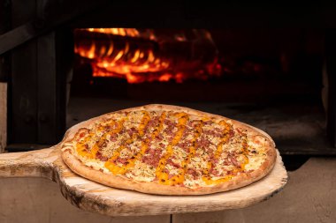 Brezilya usulü pizza ahşap fırına giriyor. Seçici odak