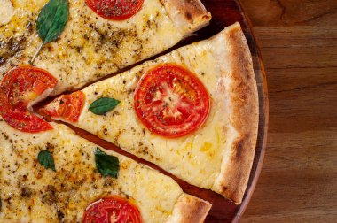 Mozzarella peyniri ve domatesli Brezilya usulü pizza. Margherita Pizza. Üst görünüm