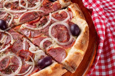 Mozzarella peynirli, sucuklu ve soğanlı Brezilya usulü pizza. Üst görünüm