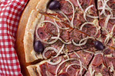 Mozzarella peynirli, sucuklu ve soğanlı Brezilya usulü pizza. Üst görünüm