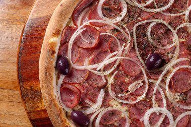 Mozzarella peynirli, sucuklu ve soğanlı Brezilya usulü pizza. Üst görünüm