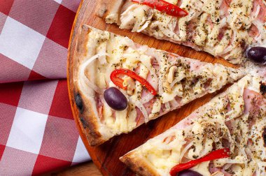 Mozzarella peyniri, soğan, zeytin, hindi göğsü ve kırmızı biberli Brezilya usulü pizza.