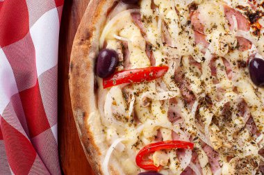 Mozzarella peyniri, soğan, zeytin, hindi göğsü ve kırmızı biberli Brezilya usulü pizza.
