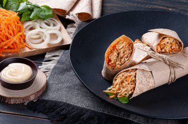 Taze sebzeli nefis tavuk dürümü.