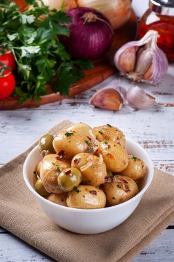 Beyaz kasede ev yapımı mini patates turşusu.