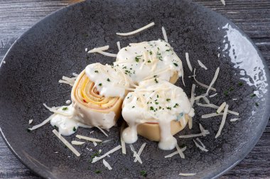 Beyaz parmesan soslu jambon ve peynirli rondelli.