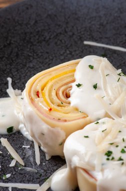 Beyaz parmesan soslu jambon ve peynirli rondelli.
