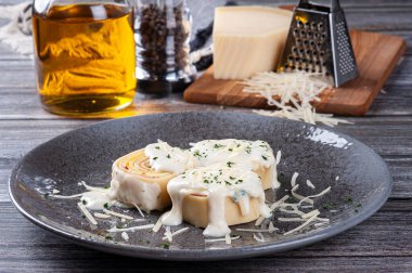 Beyaz parmesan soslu jambon ve peynirli rondelli.