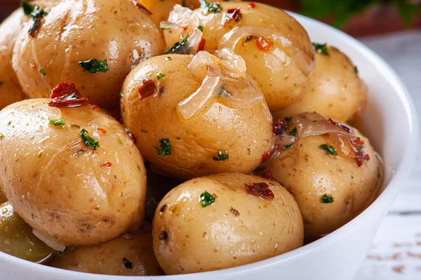 Beyaz kasede ev yapımı mini patates turşusu.