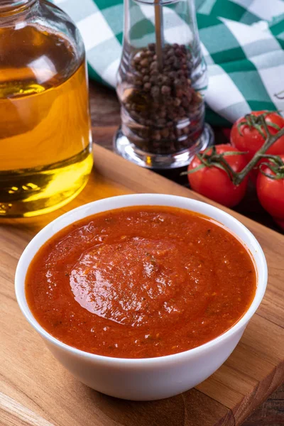 Deliciosa Salsa Tomate Fresco Tazón Blanco Paisaje Decorado Con Tomates — Foto de Stock