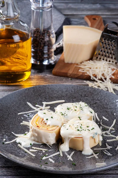 Prosciutto Formaggio Rondelli Conditi Con Salsa Parmigiano Bianco — Foto Stock