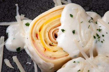 Beyaz parmesan soslu jambon ve peynirli rondelli.