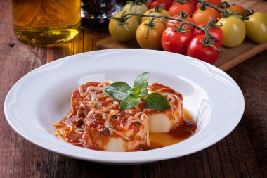 Rondelli, İtalyan mutfağından geleneksel bir makarna yemeği. Domates soslu ve parmesanlı peynirli.
