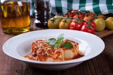 Rondelli, İtalyan mutfağından geleneksel bir makarna yemeği. Domates soslu ve parmesanlı peynirli.