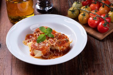 Rondelli, İtalyan mutfağından geleneksel bir makarna yemeği. Domates soslu ve parmesanlı peynirli.