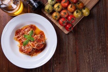 Rondelli, İtalyan mutfağından geleneksel bir makarna yemeği. Domates sosu ve parmesan peynirli. Üst Manzara. Boşluğu kopyala