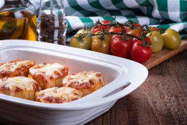 Rondelli, İtalyan mutfağından geleneksel bir makarna yemeği. Domates soslu ve parmesanlı peynirli.