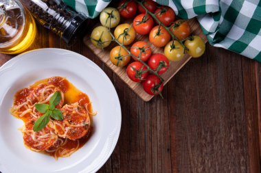 Rondelli, İtalyan mutfağından geleneksel bir makarna yemeği. Domates sosu ve parmesan peynirli. Üst Manzara. Boşluğu kopyala