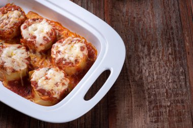 Rondelli, İtalyan mutfağından geleneksel bir makarna yemeği. Domates sosu ve parmesan peynirli. Boşluğu kopyala