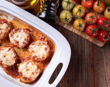 Rondelli, İtalyan mutfağından geleneksel bir makarna yemeği. Domates sosu ve parmesan peynirli. Boşluğu kopyala