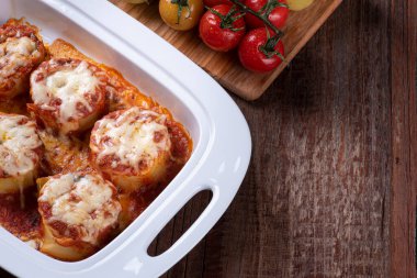 Rondelli, İtalyan mutfağından geleneksel bir makarna yemeği. Domates sosu ve parmesan peynirli. Boşluğu kopyala