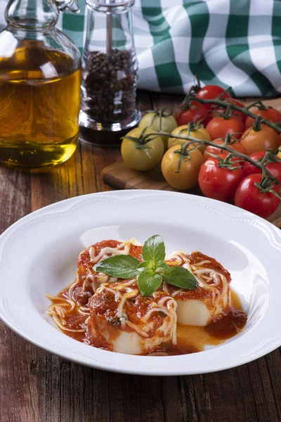 Rondelli Традиционное Блюдо Макарон Итальянской Кухни Томатным Соусом Сыром Пармезан — стоковое фото