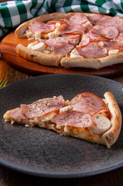 Brezilya usulü mozzarellalı sığır filetosu pizza, palmiye ve mısırdan kalpler.