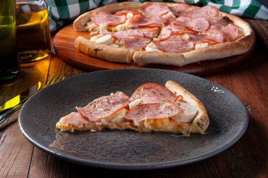 Brezilya usulü mozzarellalı sığır filetosu pizza, palmiye ve mısırdan kalpler.