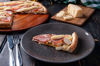 Brezilya usulü mozzarella soslu sığır filetosu pizza, palmiye ve mısırdan kalpler. Krem peynirle kaplı.