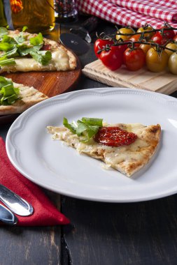 Mozzarella, kurutulmuş domates ve roka soslu Brezilya usulü pizza..