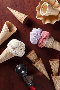 Ahşap arka planda çilek, üzüm ve vanilyalı dondurma kompozisyonu. Uzayı kopyala Üst görünüm